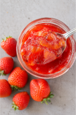 Bocal de délicieuse confiture d'ananas et de fraises