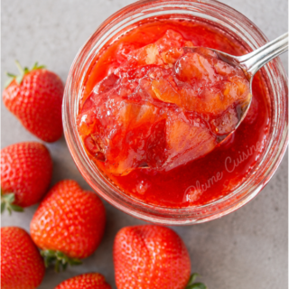 Bocal de délicieuse confiture d'ananas et de fraises