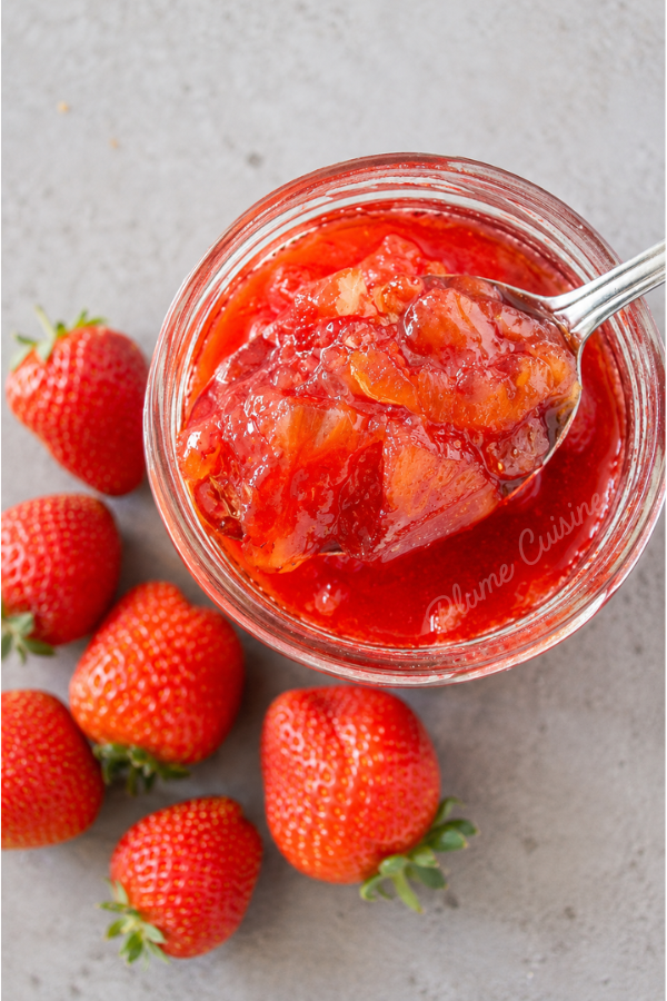 Bocal de délicieuse confiture d'ananas et de fraises