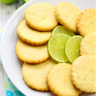 Biscuits au citron sur une assiette blanche