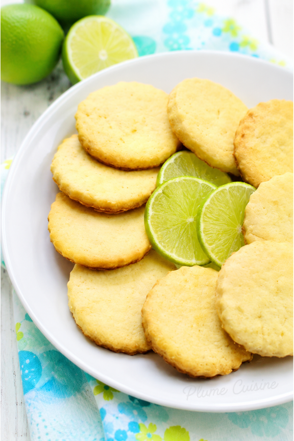 Biscuits au citron sur une assiette blanche