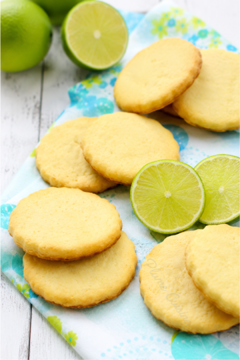 Plusieurs petits Biscuits au citron sur une table