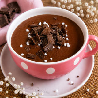 Crème au chocolat facile et gourmande présentée dans une jolie tasse rose.