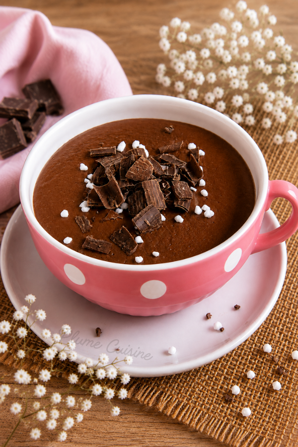 Crème au chocolat facile et gourmande présentée dans une jolie tasse rose.