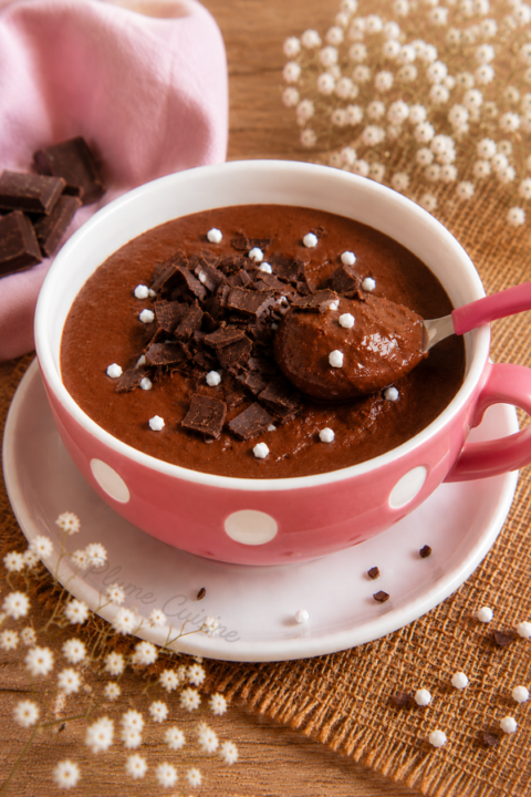 Crème dessert au chocolat onctueuse avec copeaux de chocolat noir dans une tasse rose vintage.