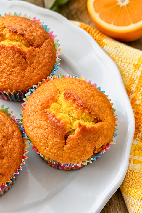 Recette facile de muffins à l'orange faits maison, photo culinaire naturelle.