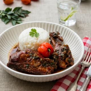 Deux morceaux de poulets roussis