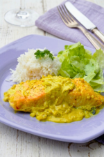 Saumon au curry dans une sauce crémeuse et parfumée