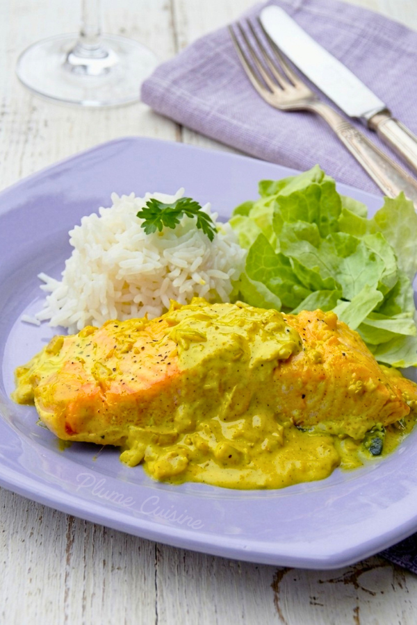 Saumon au curry dans une sauce crémeuse et parfumée