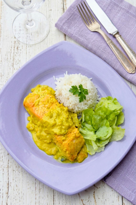 Saumon au lait de coco et au curry sur une belle assiette