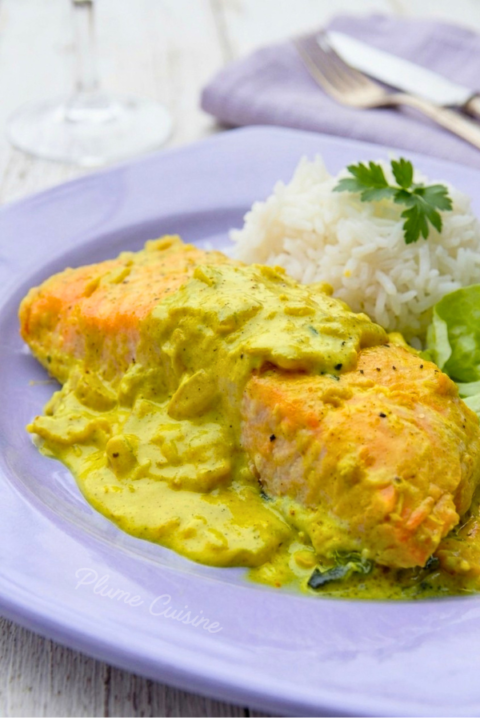 Saumon sauce crémeuse au curry avec du riz blanc et de la salade verte