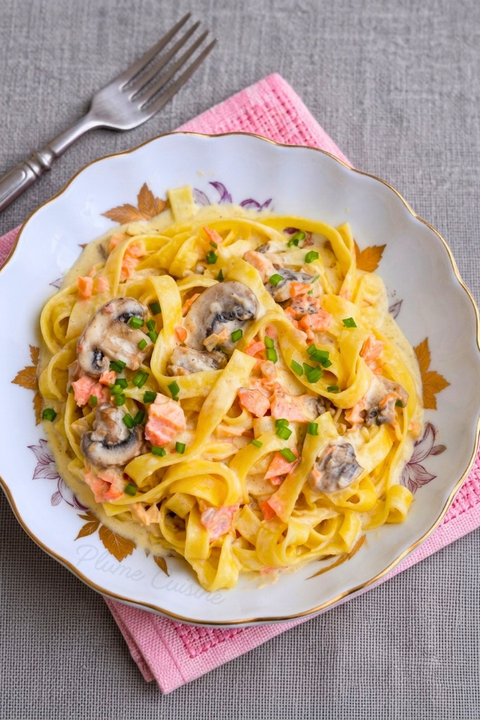 Pâtes crémeuses au saumon et champignons dans une belle assiette