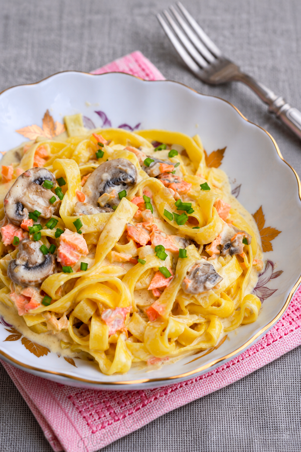 Pâtes crémeuses au saumon et champignons