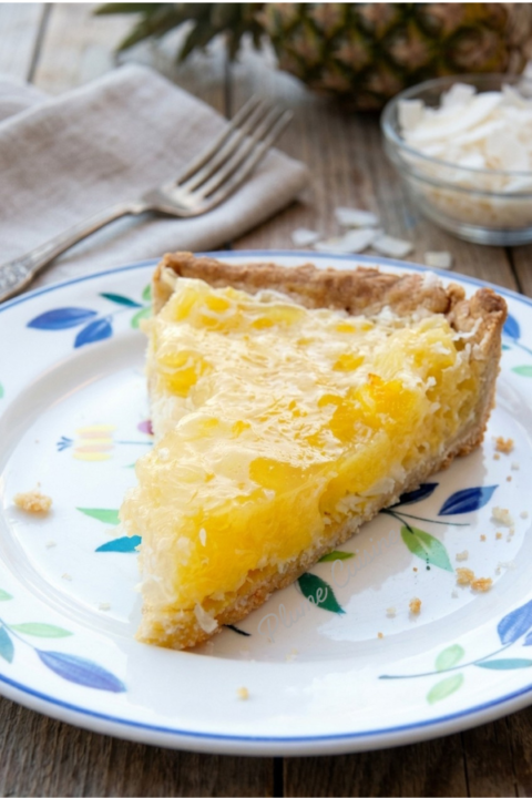 Part de tarte ananas coco facile sur une assiette
