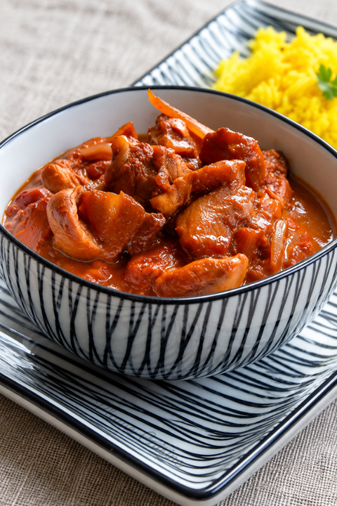 Poulet ananas dans un joli bol servi avec du riz.