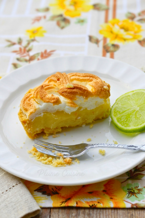 Tarte au citron meringuée coupée.