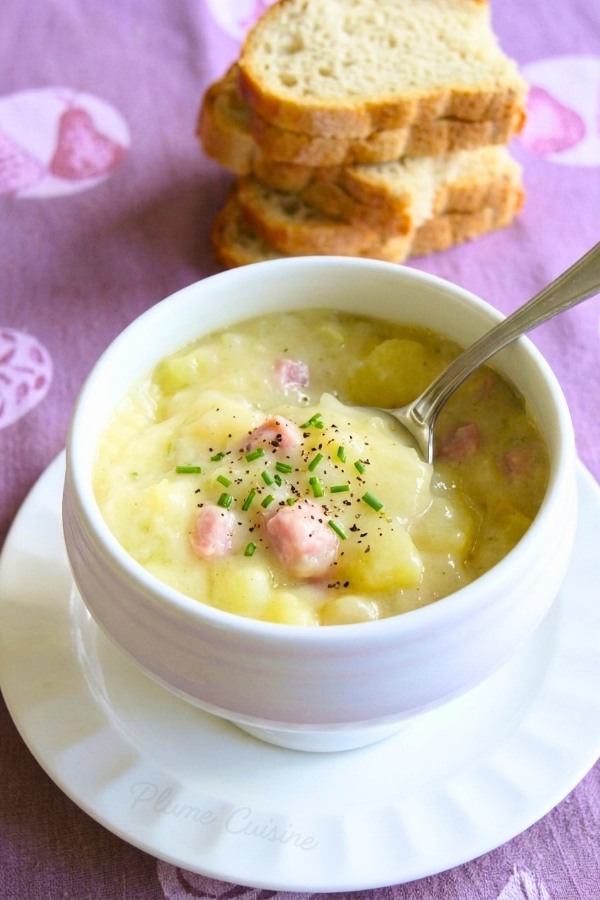 Un bol de soupe de pommes de terre au jambon