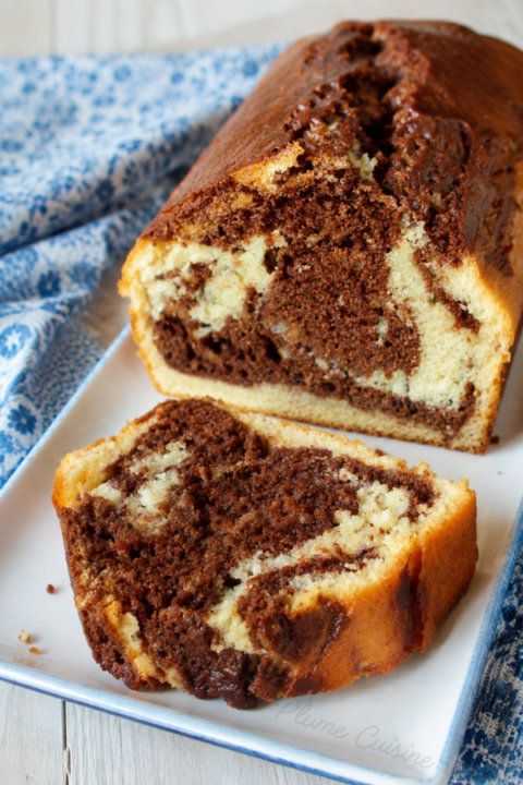 Gâteau marbré au chocolat coupé