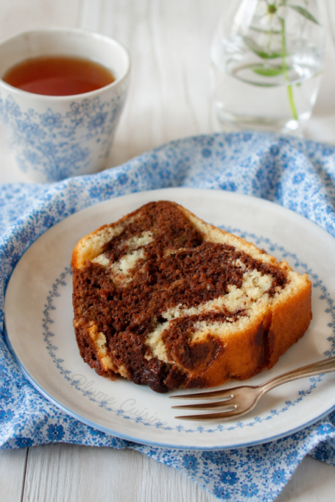 Tranche de gâteau marbré au chocolat sur une jolie assiette.