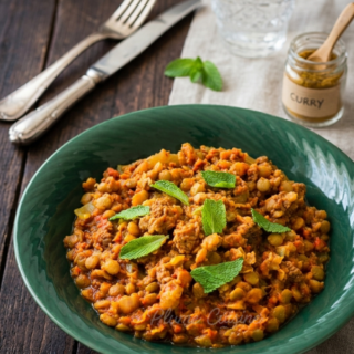 Plat de Curry de lentilles vertes à la viande d’agneau hachée