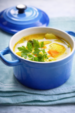 Soupe au curry dans une petite cocotte