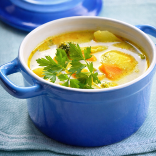 Soupe au curry dans une petite cocotte