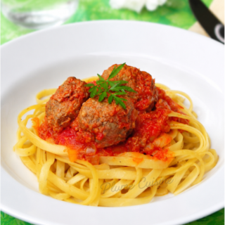 Boulettes de viande avec de la sauce tomate sur un lit de tagliatelles