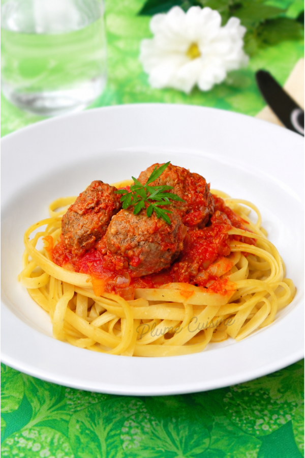 Boulettes de viande avec de la sauce tomate sur un lit de tagliatelles