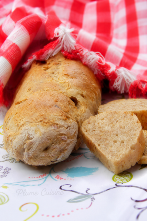 Baguette de pain maison facile à réaliser, à la croûte légèrement croustillante et à la mie aérée