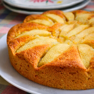 Gâteau aux pommes moelleux en entier
