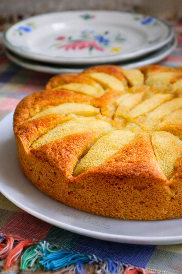Gâteau aux pommes moelleux en entier