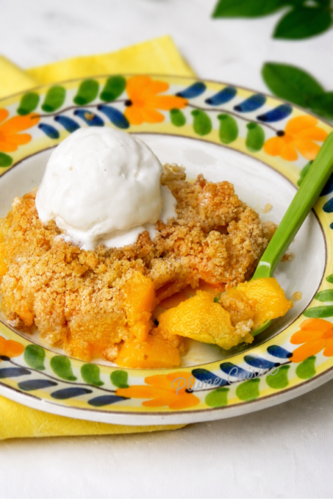 Crumble aux mangues accompagné de glace à la vanille
