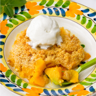 Crumble aux mangues avec de la glace à la vanille