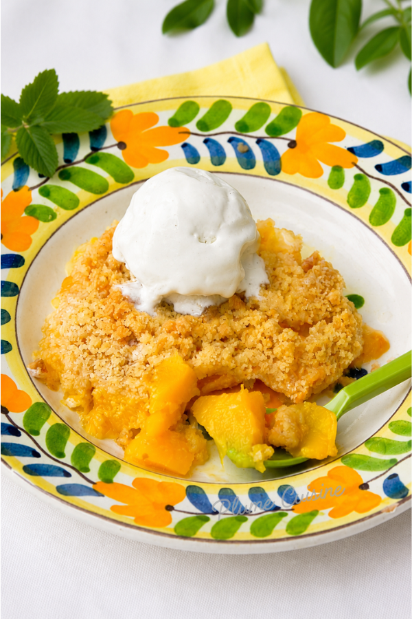 Crumble aux mangues avec de la glace à la vanille