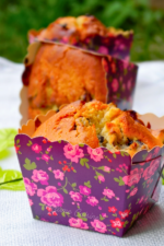Muffins aux pruneaux dans de jolies caissettes en carton