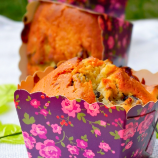 Muffins aux pruneaux dans de jolies caissettes en carton