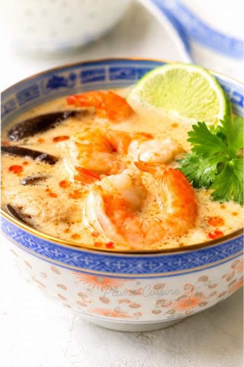 Soupe thaï au lait de coco et crevettes dans un bol