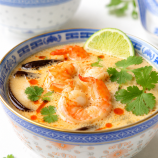 Deux bols de Soupe thaï au lait de coco et crevettes