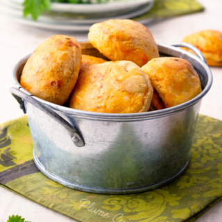 Pâtés à la viande hachée et feta dans un joli bol