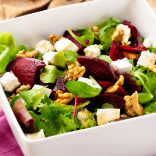Salade de betterave au chèvre et aux noix avec une délicieuse vinaigrette