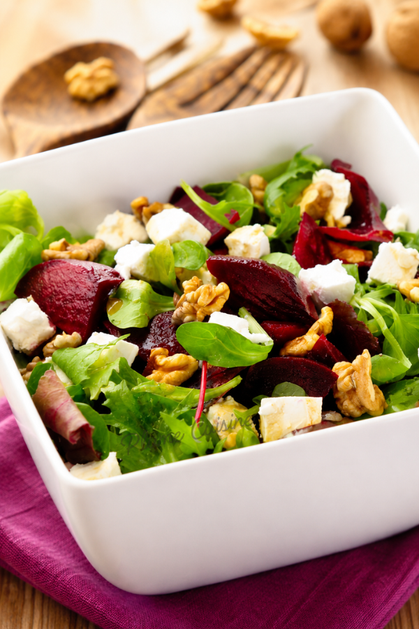 Salade de betterave au chèvre et aux noix avec une délicieuse vinaigrette