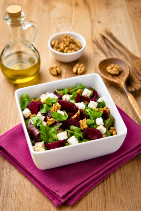Salade de betteraves au chèvre frais, noix et salade verte, assaisonnée d'une vinaigrette maison.