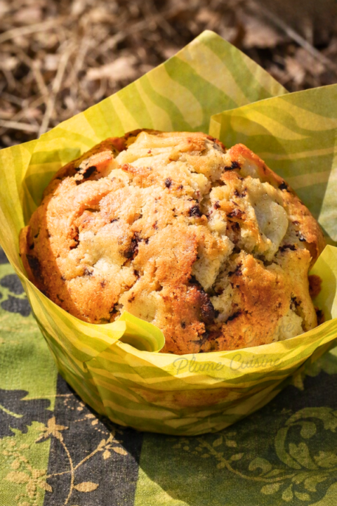 Un muffins poires et chocolat dans un joli papier vert en gros plan