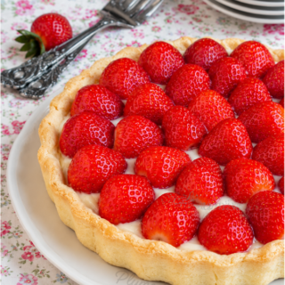 Tarte aux fraises traditionnelle composée d'une pâte sablée dentelée, d'une crème pâtissière au coco
