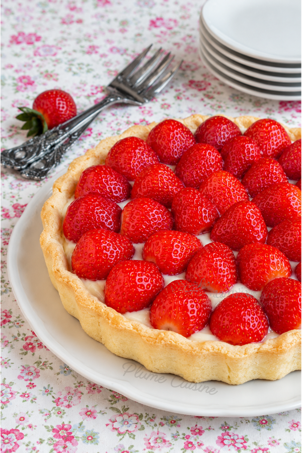 Tarte aux fraises traditionnelle composée d'une pâte sablée dentelée, d'une crème pâtissière au coco