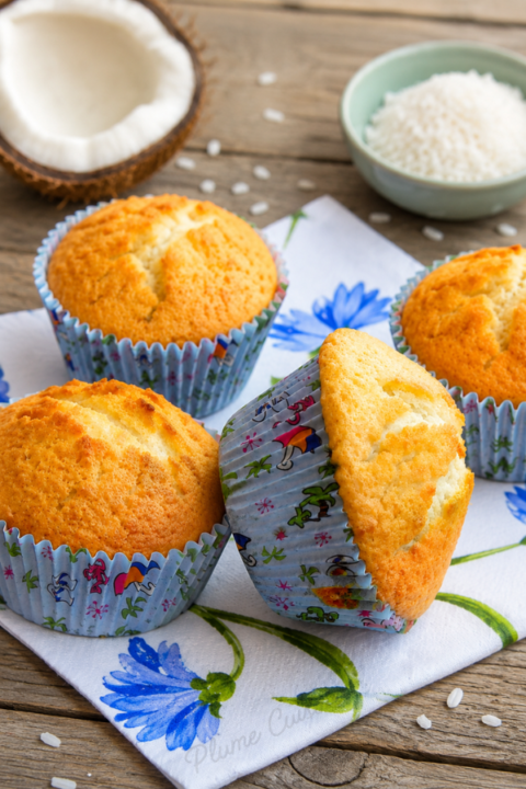 Muffins à la noix de coco sur une jolie serviette
