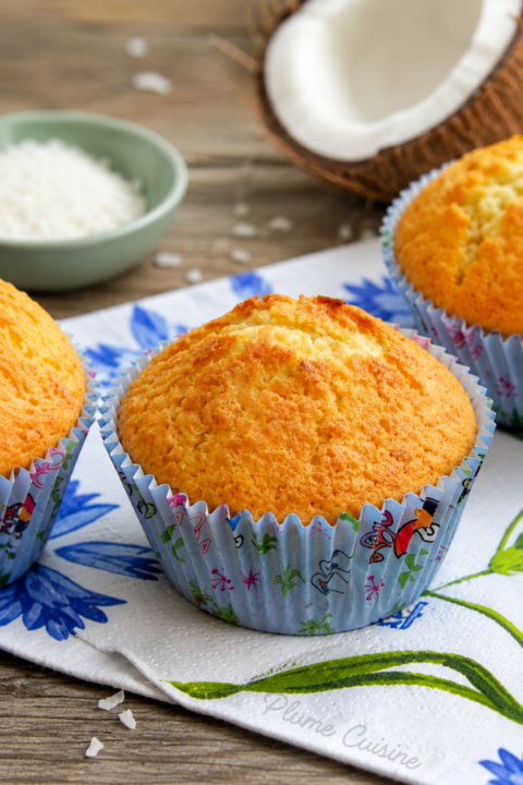 Muffins à la noix de coco dans de jolies caissettes en papier