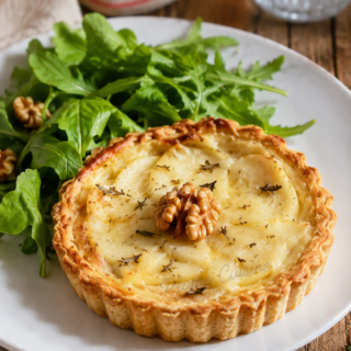 Une tartelette pomme et chèvre accompagnée de salade verte