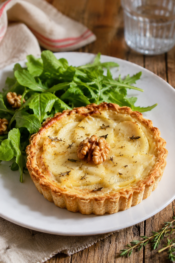 Une tartelette pomme et chèvre accompagnée de salade verte