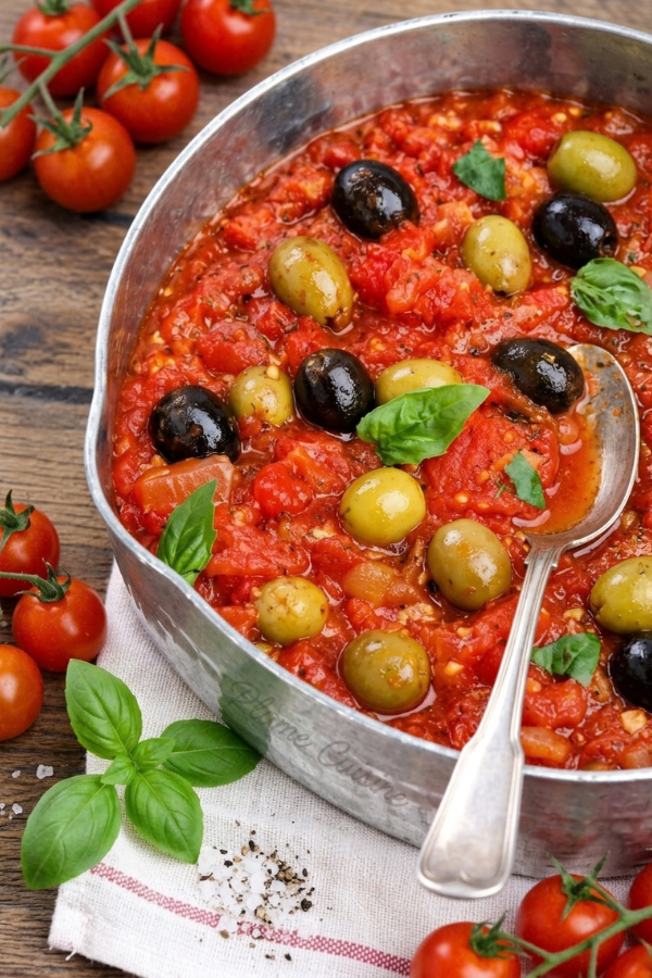 Sauce tomate aux olives vertes et noires pour pâtes